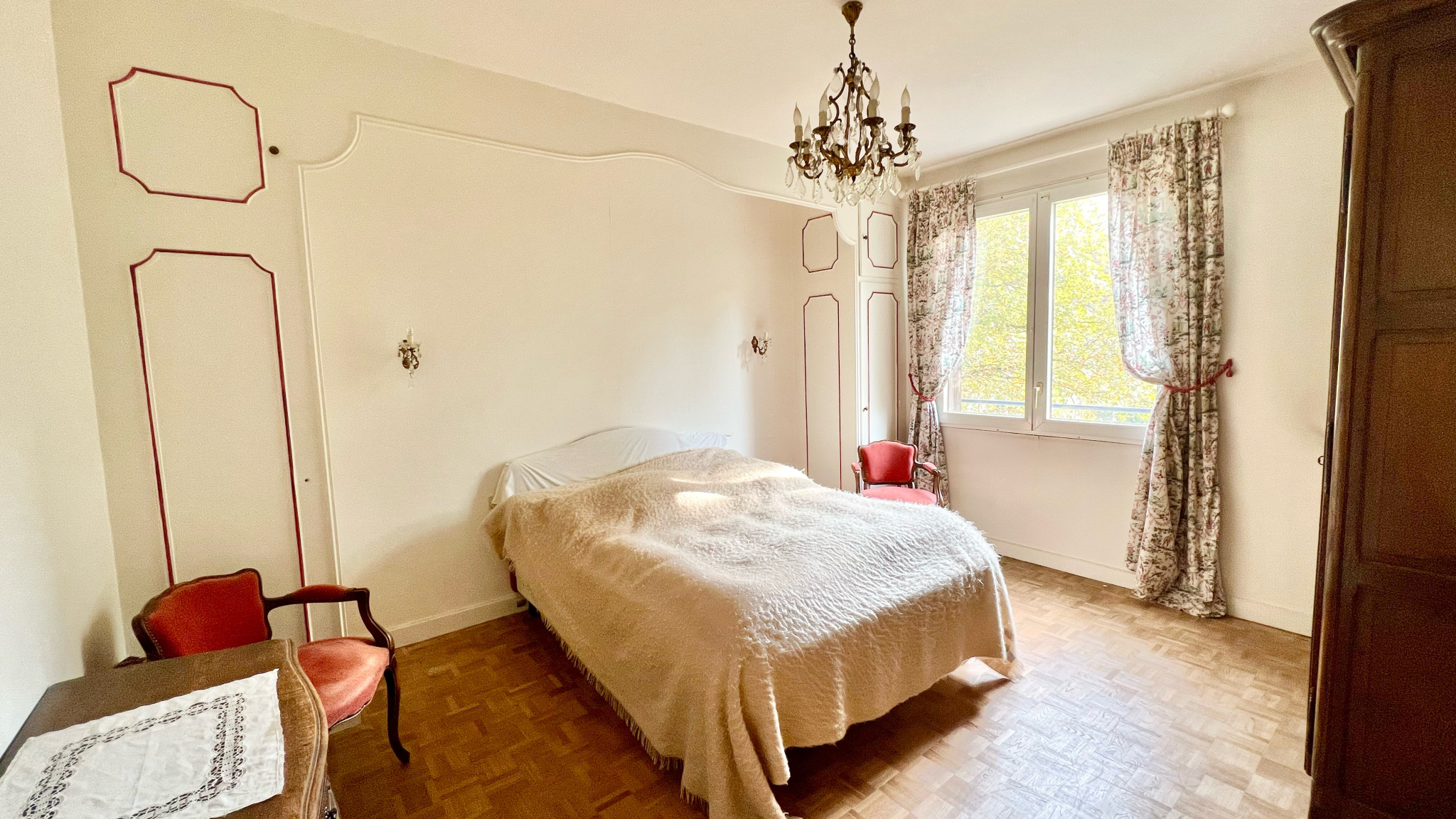 Appartement 3 pièces avec balcon et cheminée.