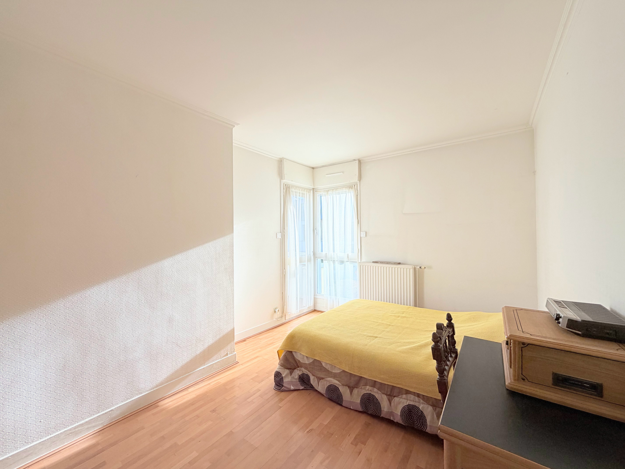 Grand 3 pièces avec terrasse, box et cave, à deux pas du centre-ville