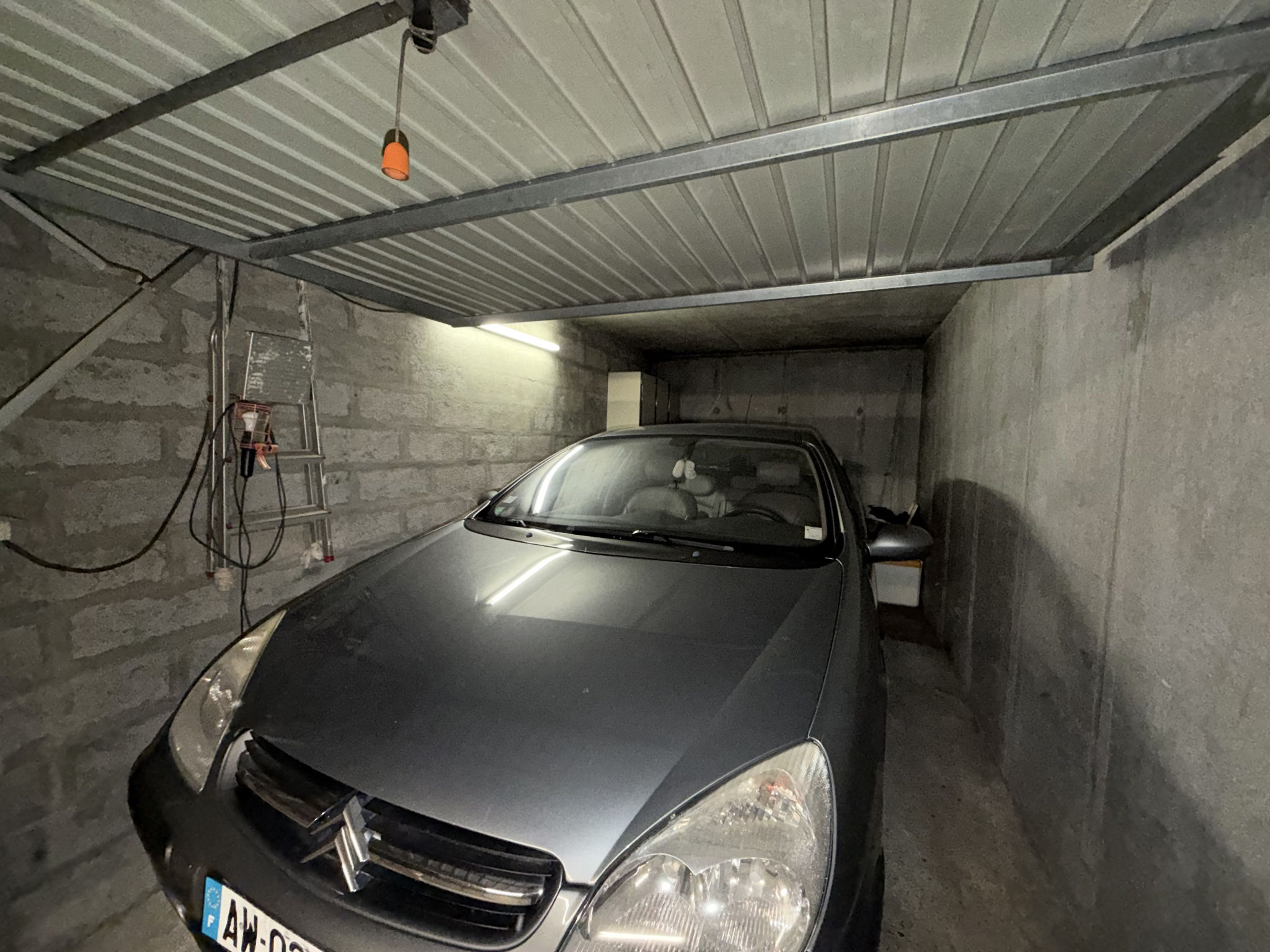 Grand 3 pièces avec terrasse, box et cave, à deux pas du centre-ville