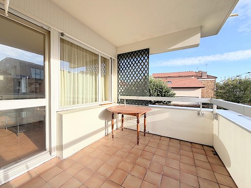 Grand 3 pièces avec terrasse, box et cave, à deux pas du centre-ville - 1