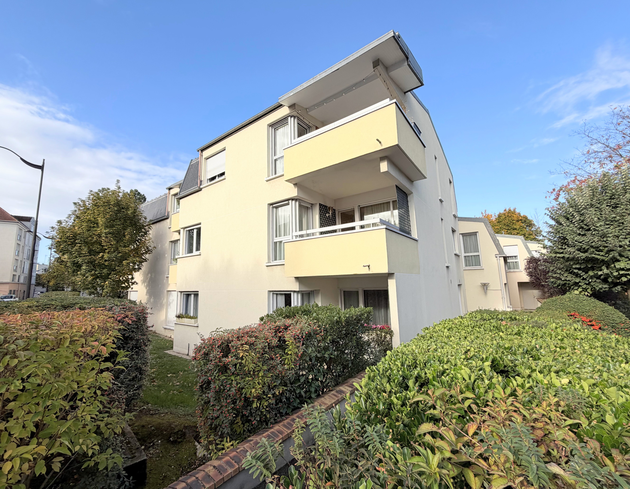 Grand 3 pièces avec terrasse, box et cave, à deux pas du centre-ville