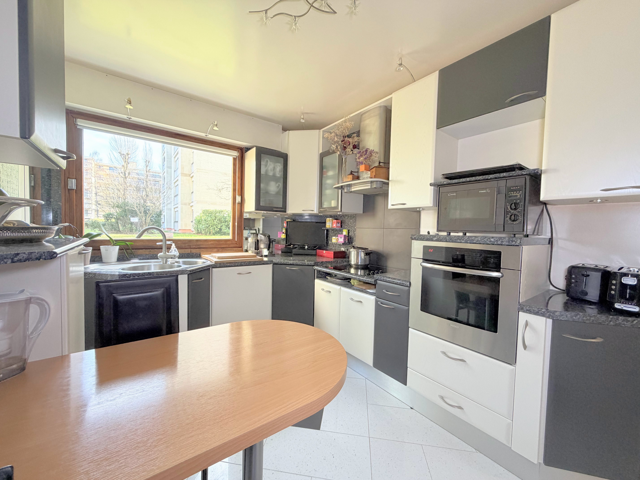 4 pièces traversant, jardin 26 m2 , DPE C, cave et parking