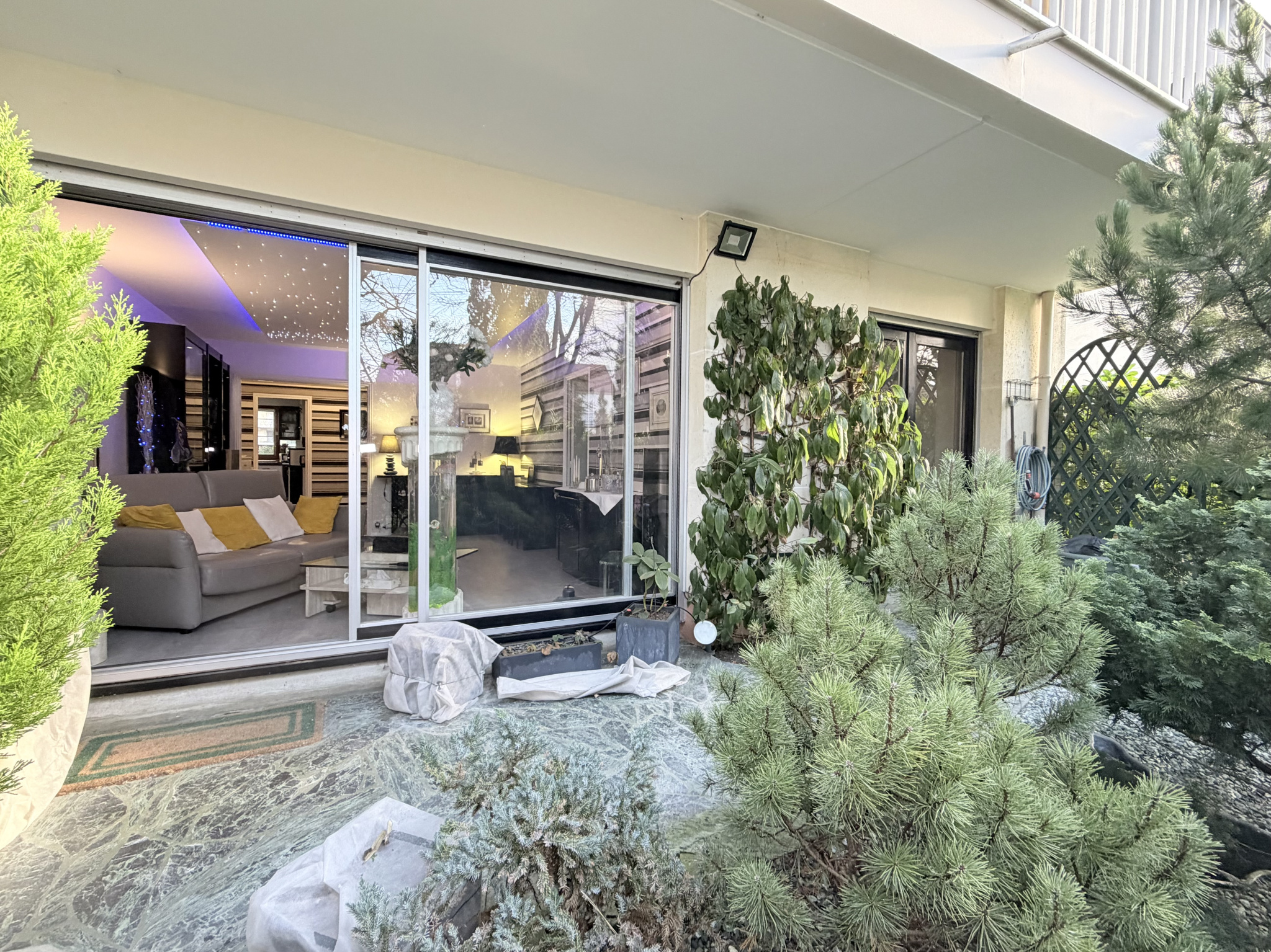 4 pièces traversant, jardin 26 m2 , DPE C, cave et parking