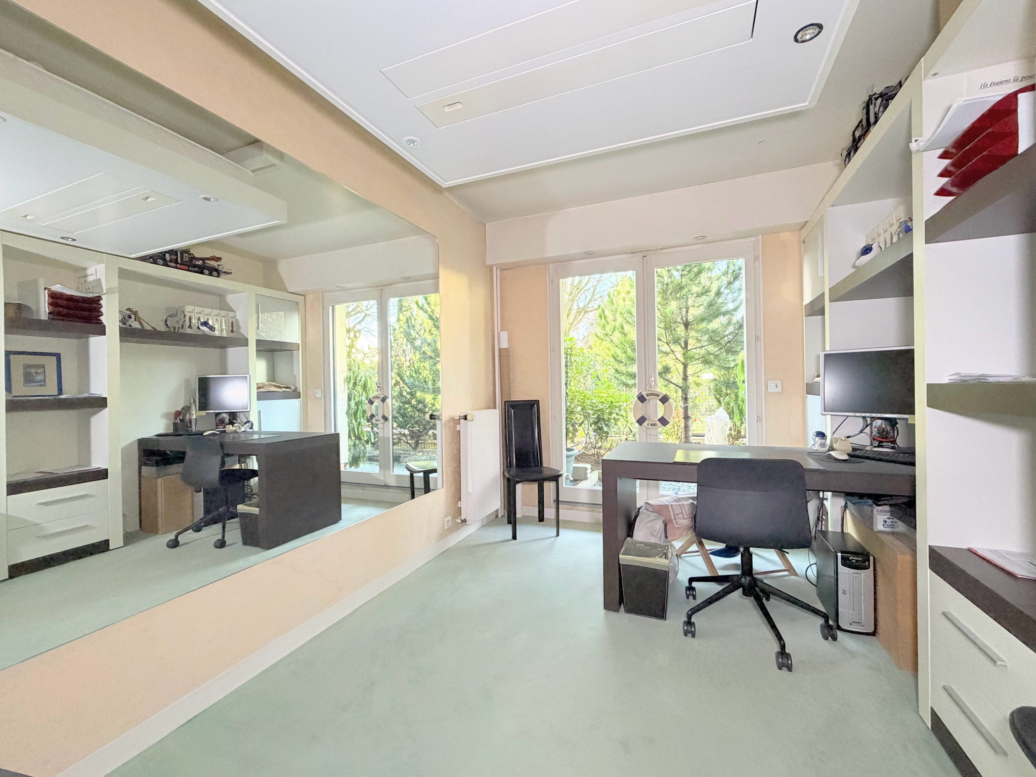 4 pièces traversant, jardin 26 m2 , DPE C, cave et parking