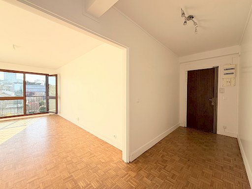 3 pièces non meublée avec balcons, parking et cave