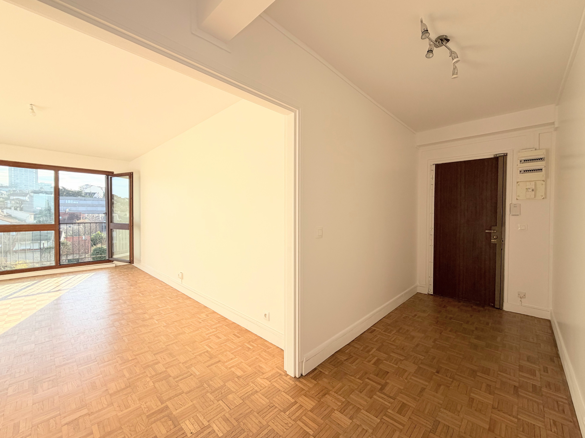 3 pièces non meublée avec balcons, parking et cave