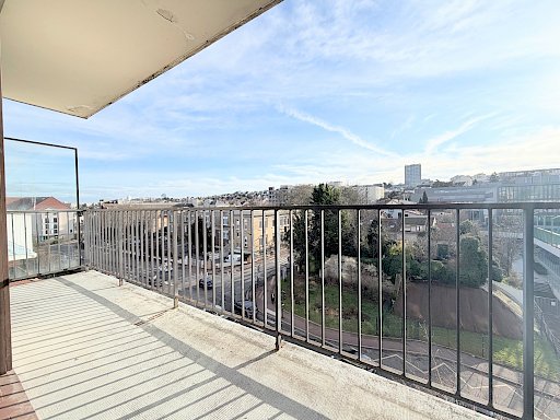 3 pièces non meublée avec balcons, parking et cave