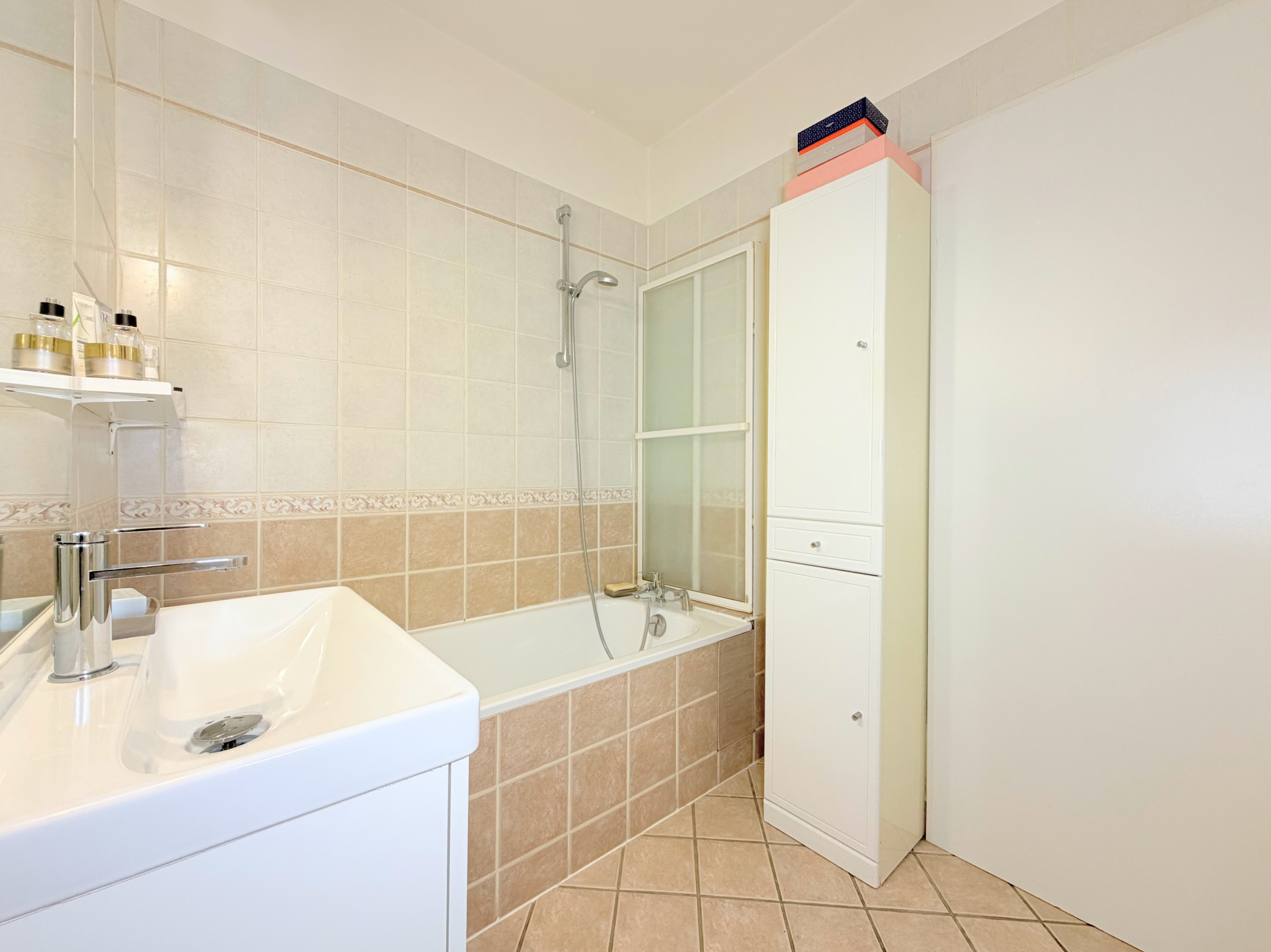 Grand 2 pièces traversant de 54 m2 et cave