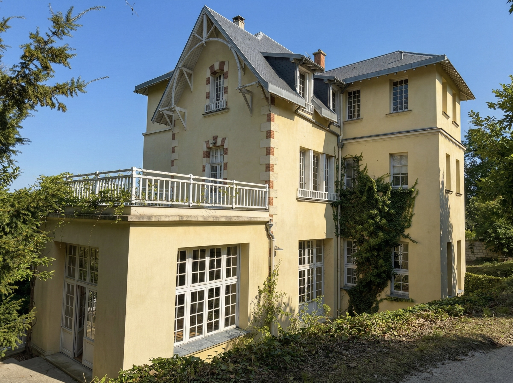 Demeure de 412 m2 habitables, parcelle de 3 000 m2   Parc de la Malmaison