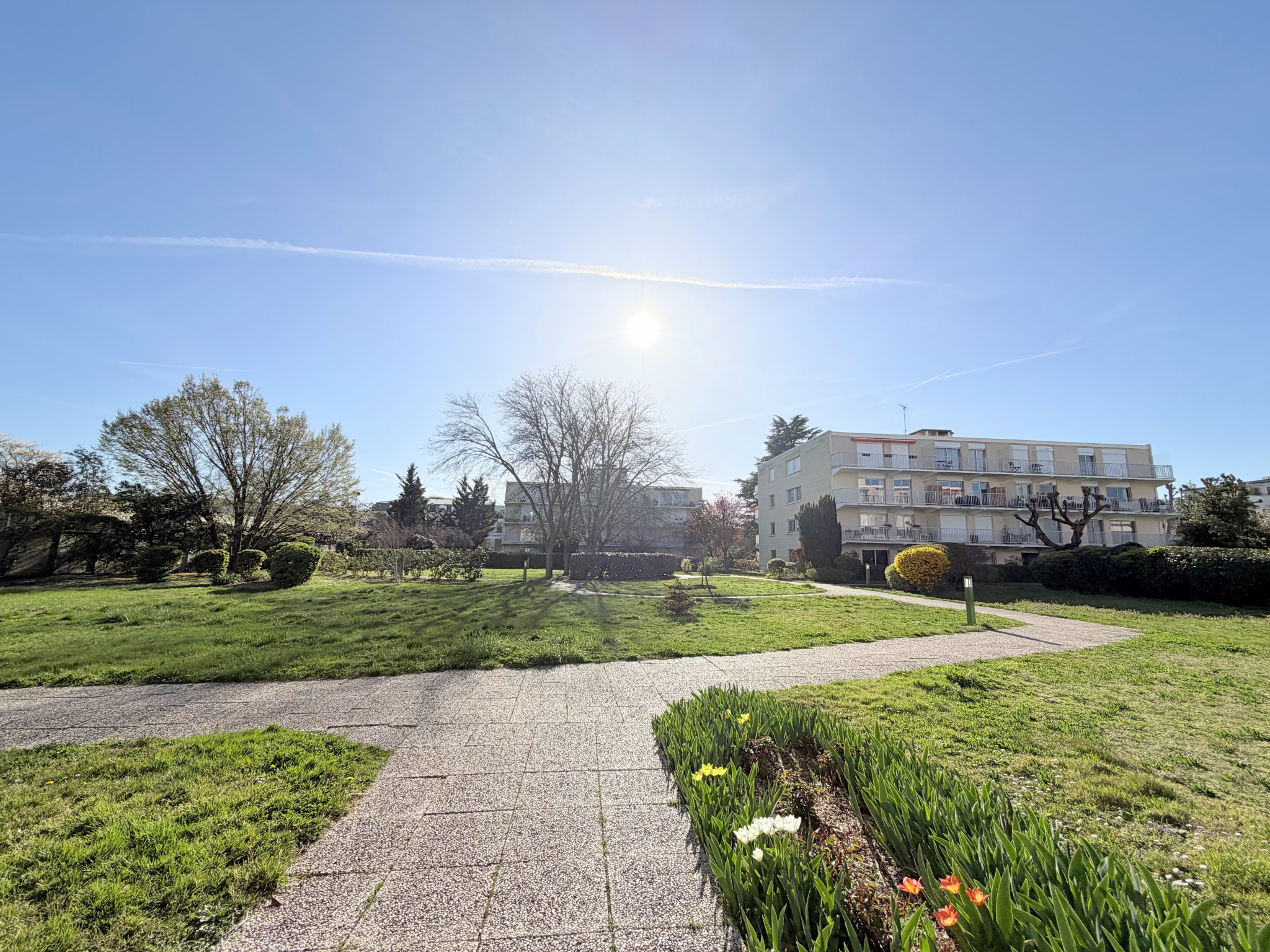 2 pièces en location meublée entre RER et centre-ville