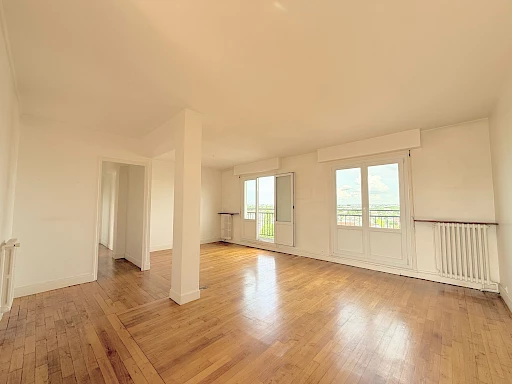 3 pièces, 8e et dernier étage avec terrasse, balcon et cave - Centre Ville