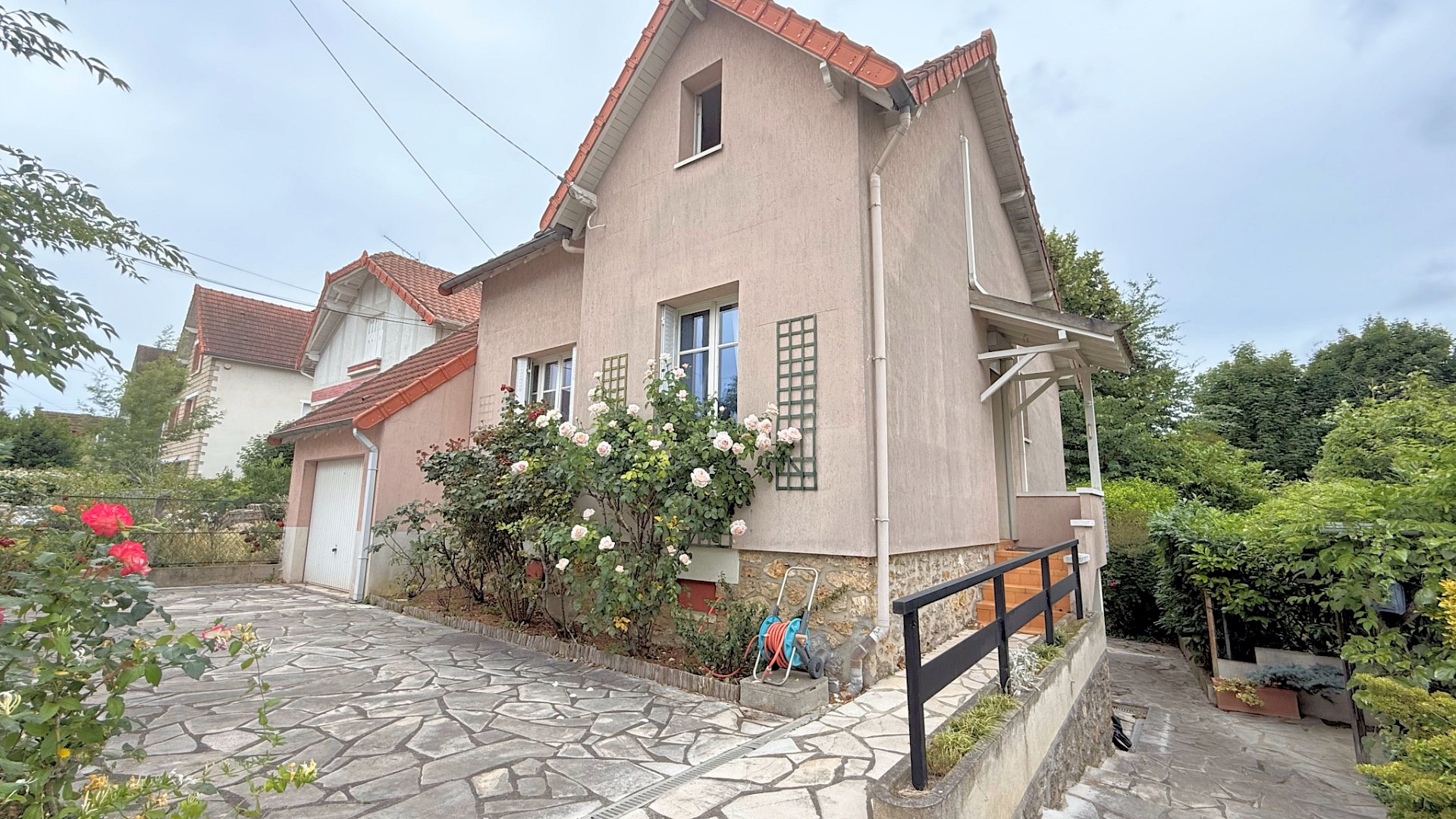 Maison avec jardin, garage et studio. Centre-ville de Rueil (à 8 min) et RER A (à 8 min)
