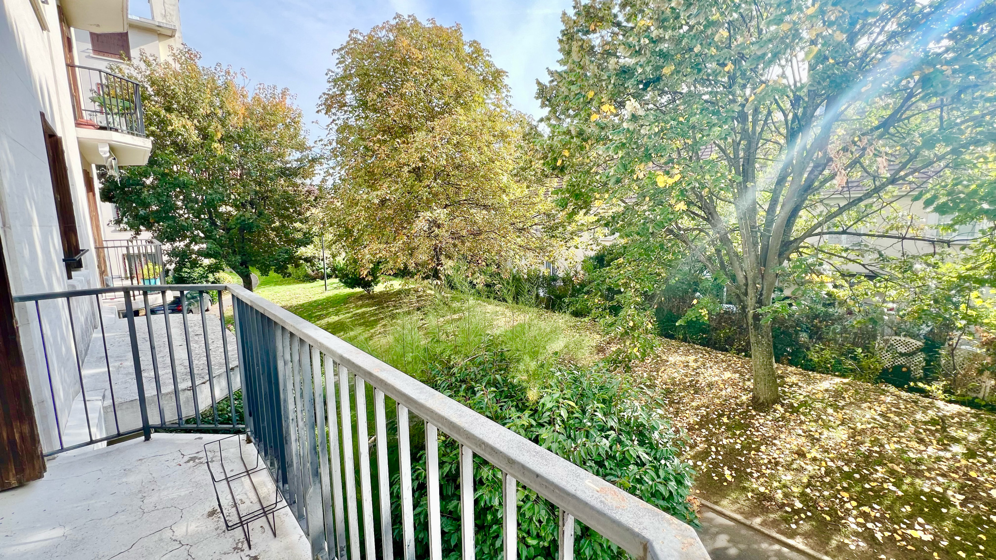 Appartement 3 pièces avec balcon et cheminée.