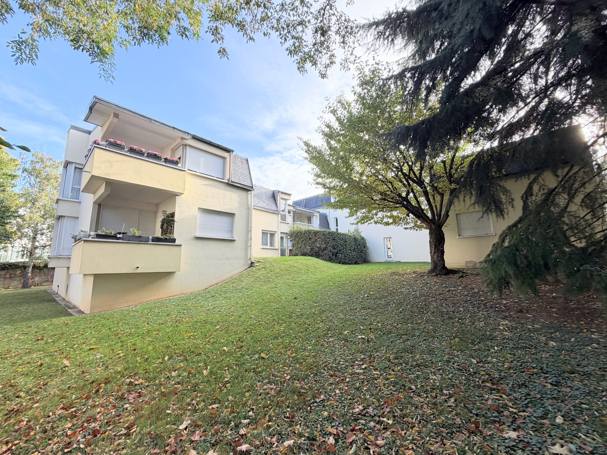 Grand 3 pièces avec terrasse, box et cave, à deux pas du centre-ville