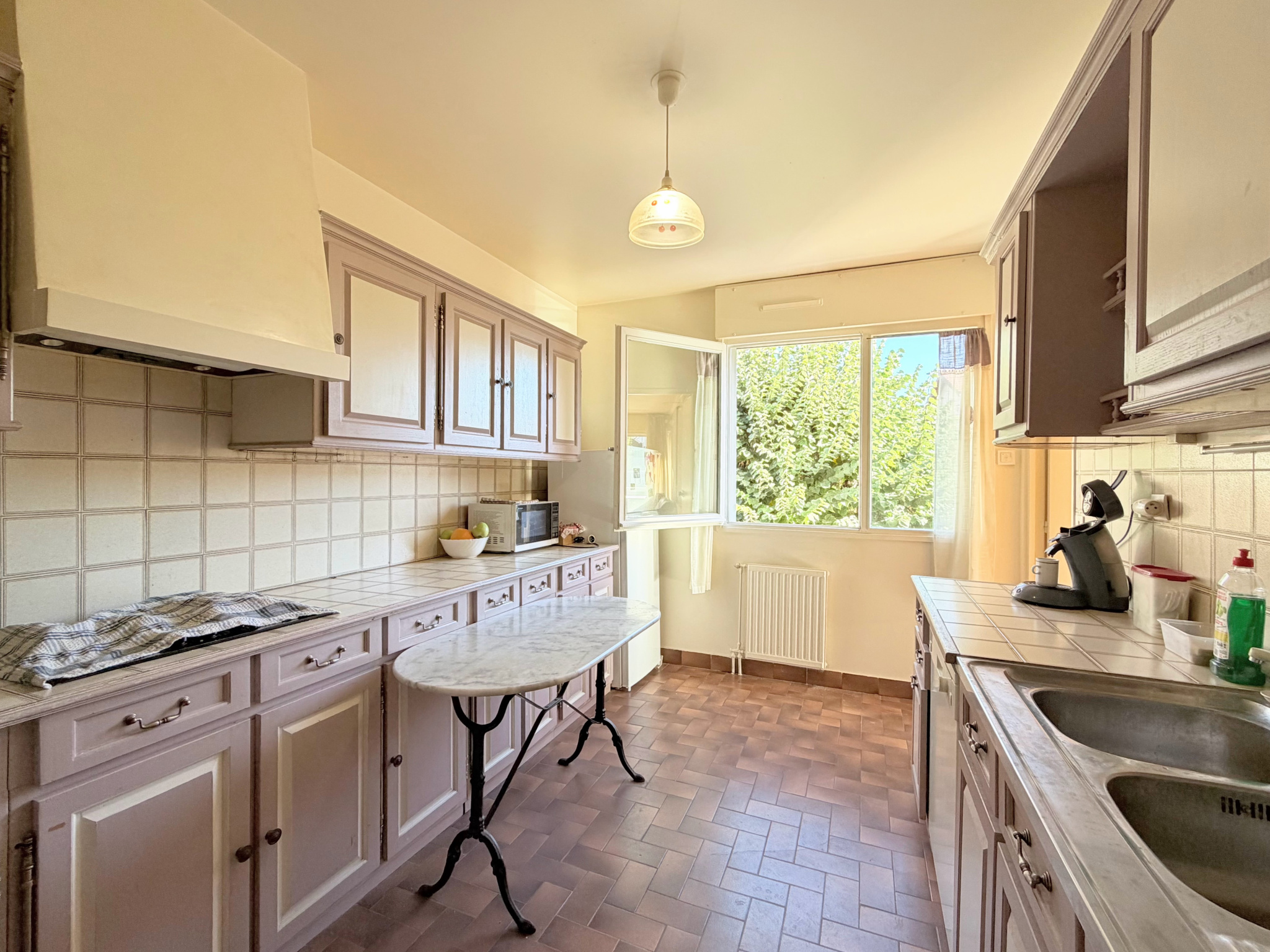 Grand 3 pièces avec terrasse, box et cave, à deux pas du centre-ville