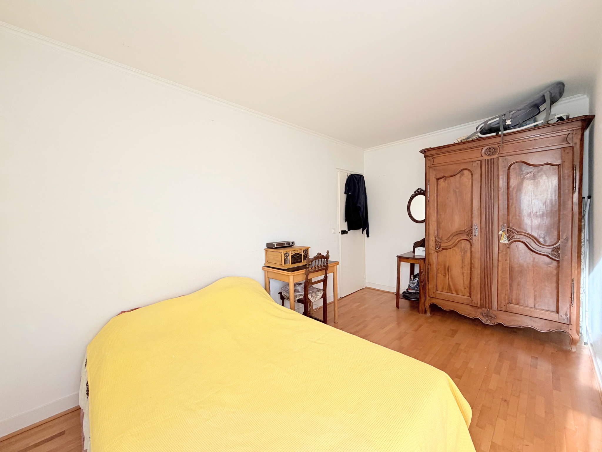 Grand 3 pièces avec terrasse, box et cave, à deux pas du centre-ville