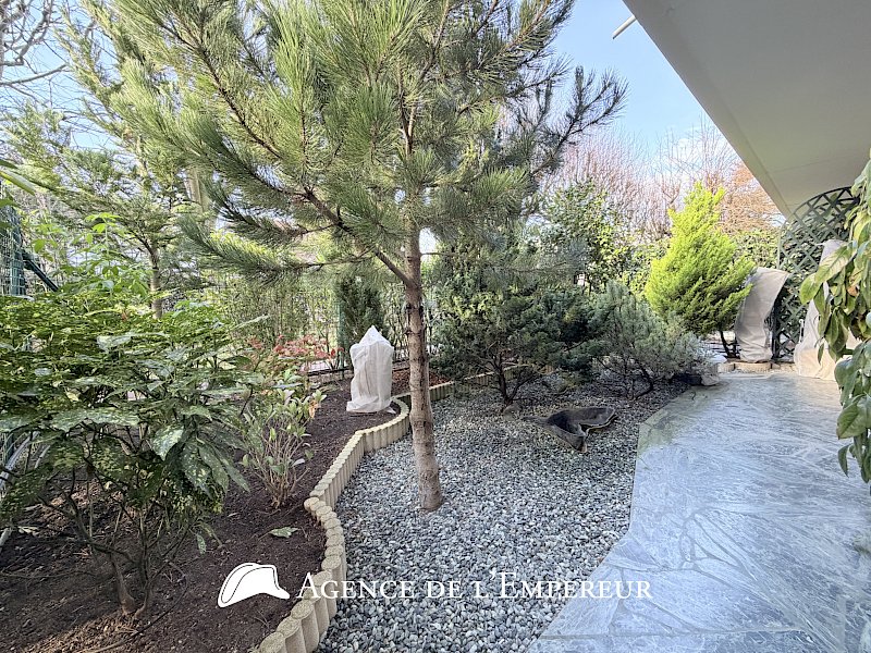 4 pièces traversant, jardin 26 m2 , DPE C, cave et parking