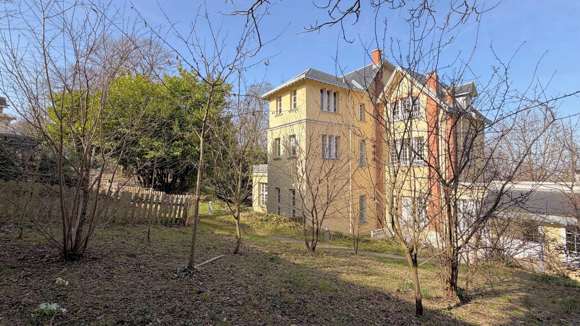 Demeure de 412 m2 habitables, parcelle de 3 000 m2   Parc de la Malmaison