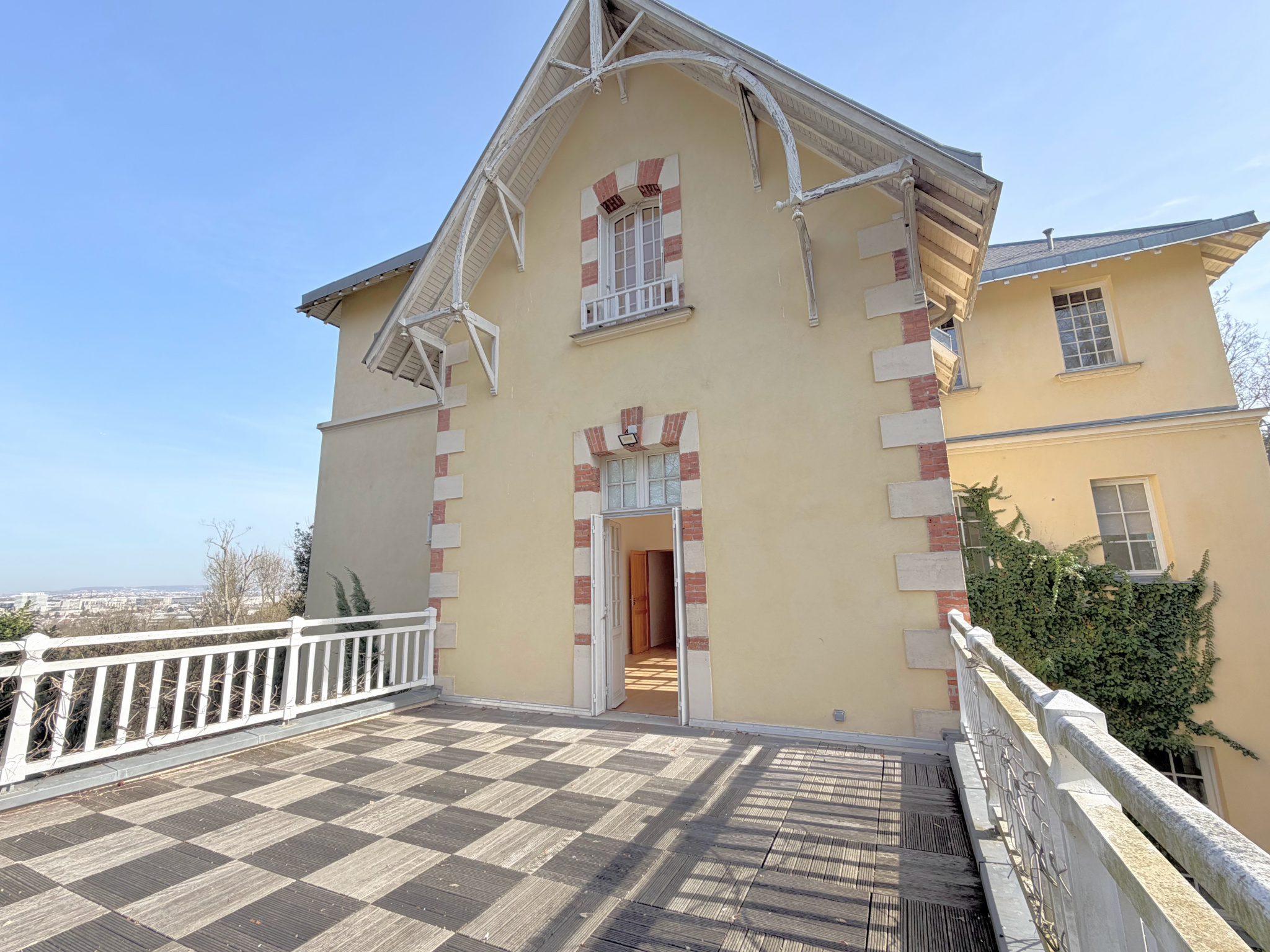 Demeure de 412 m2 habitables, parcelle de 3 000 m2   Parc de la Malmaison