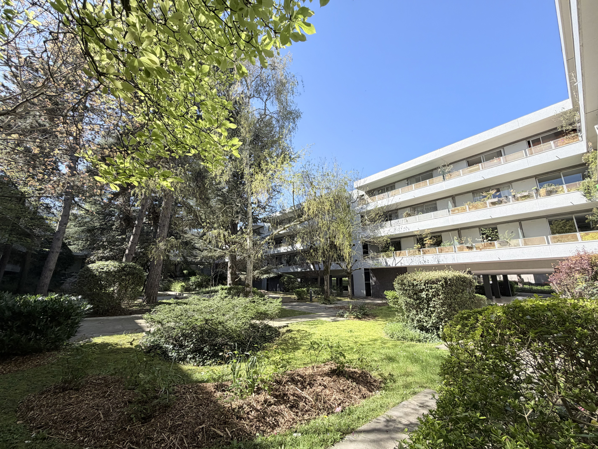 Grand 3 pièces de 93 m2   2 terrasses, 2 parkings et cave.