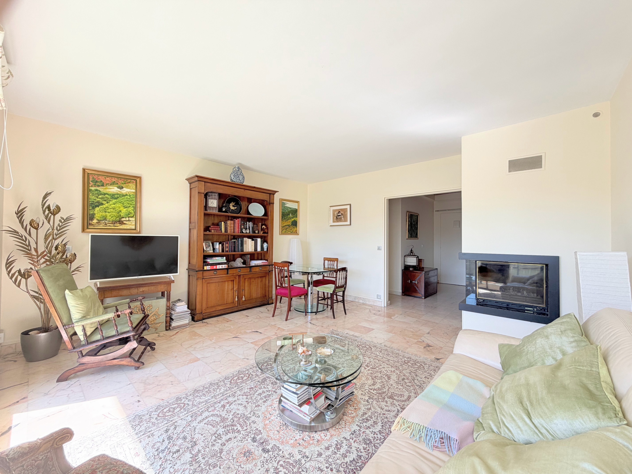 Grand 3 pièces de 93 m2   2 terrasses, 2 parkings et cave.