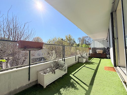 Grand 3 pièces de 93 m2   2 terrasses, 2 parkings et cave.