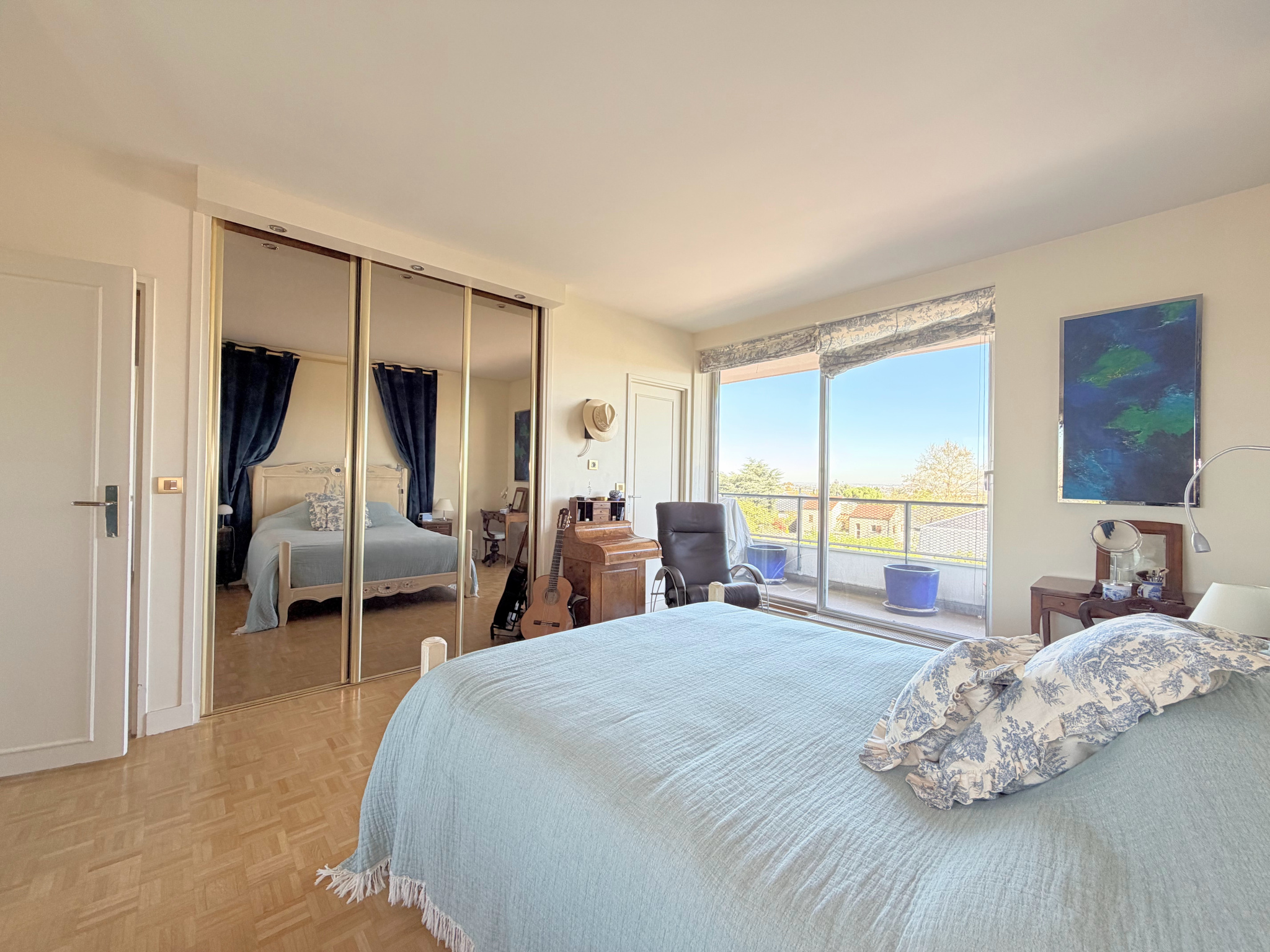 Grand 3 pièces de 93 m2   2 terrasses, 2 parkings et cave.