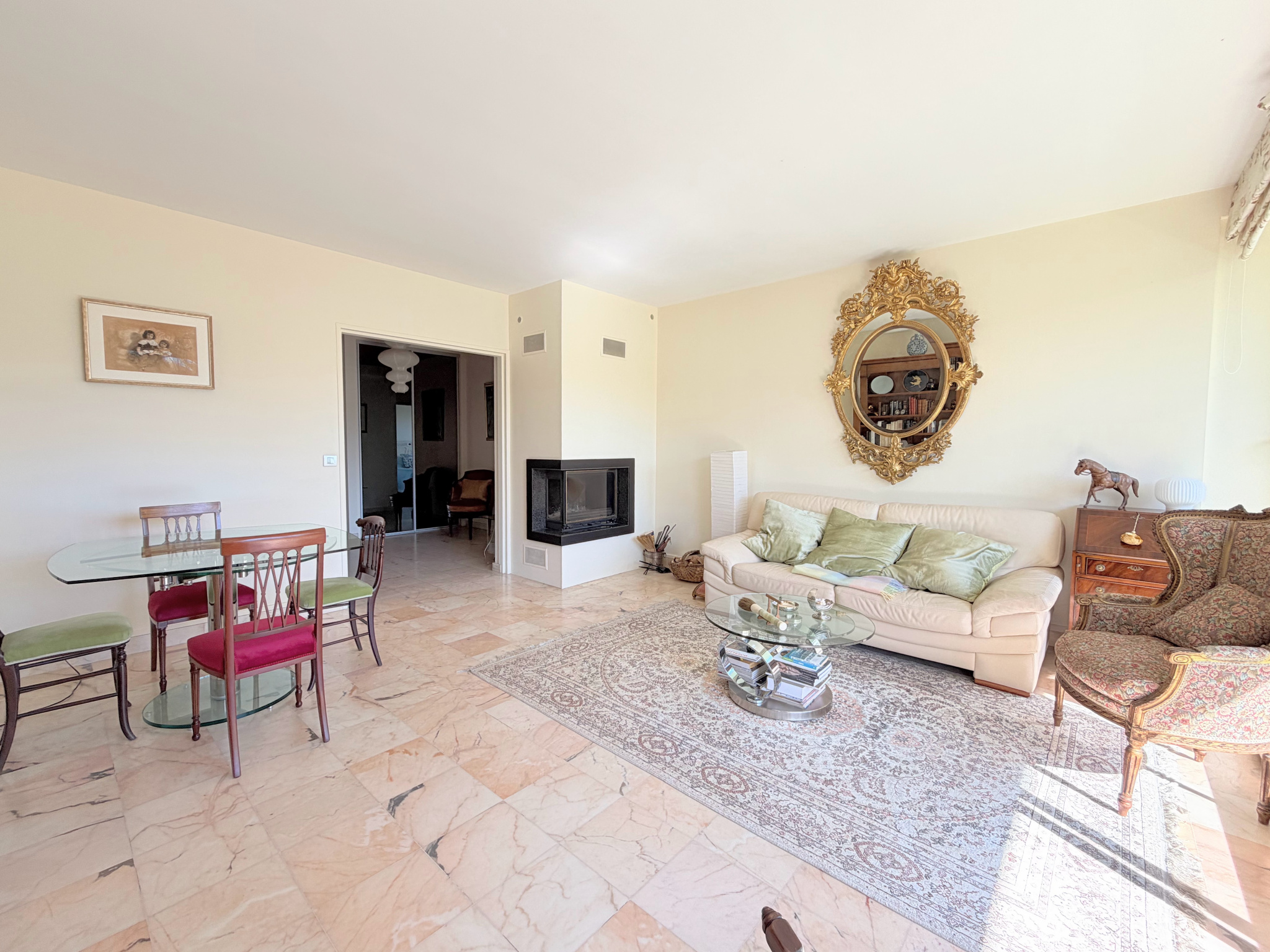 Grand 3 pièces de 93 m2   2 terrasses, 2 parkings et cave.