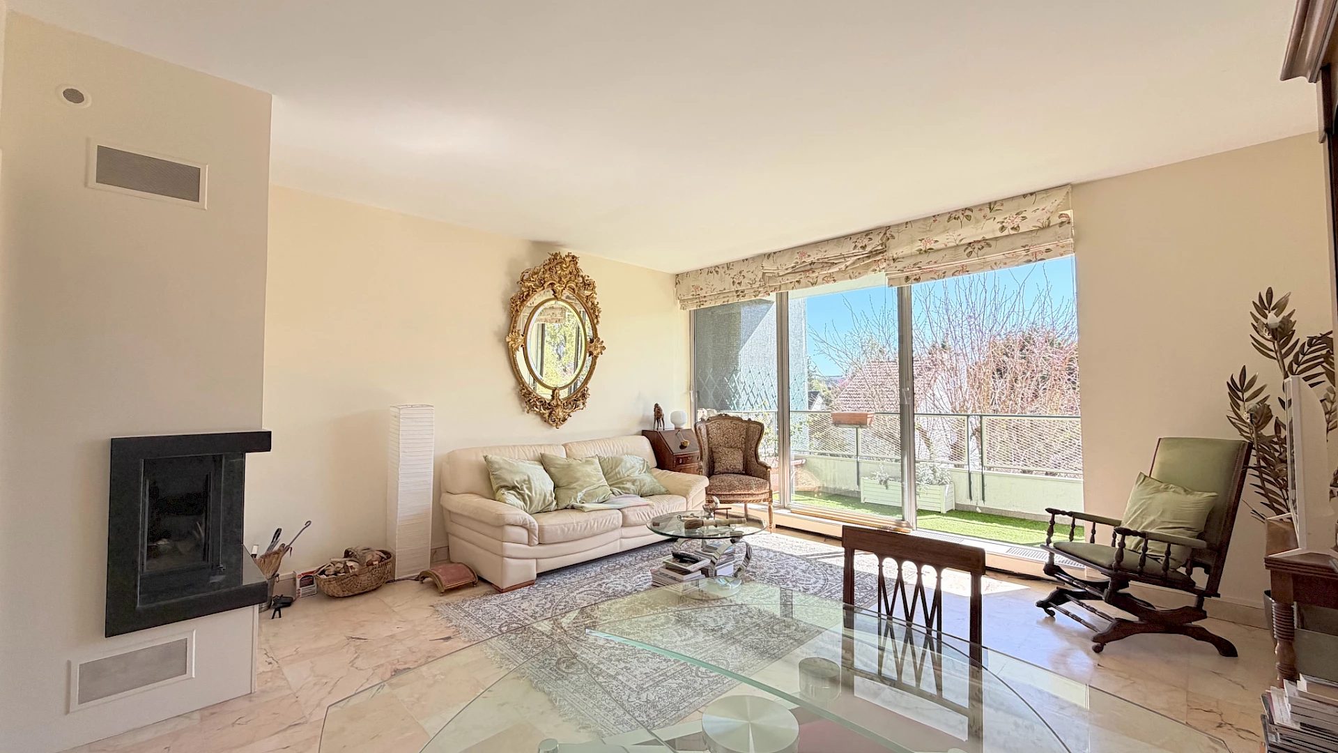 Grand 3 pièces de 93 m2   2 terrasses, 2 parkings et cave.