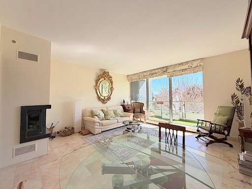 Grand 3 pièces de 93 m2   2 terrasses, 2 parkings et cave.