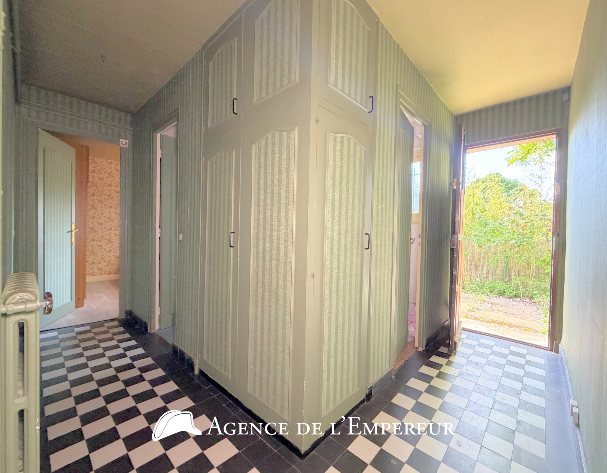 Maison non mitoyenne, garage, parcelle de 444 m2.