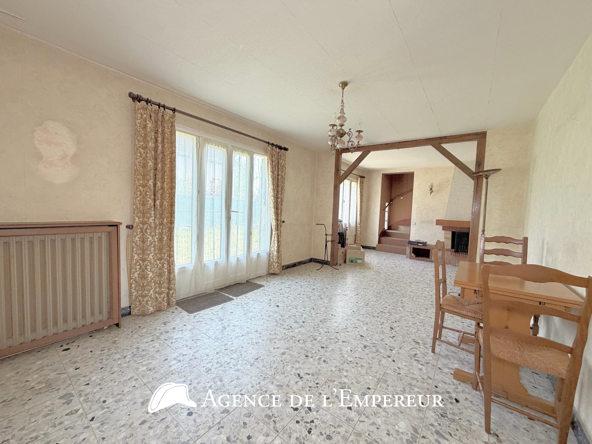 Maison non mitoyenne, garage, parcelle de 444 m2.