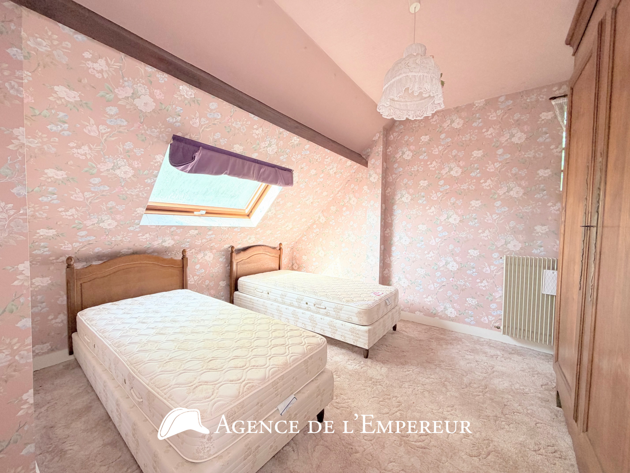 Maison non mitoyenne, garage, parcelle de 444 m2.