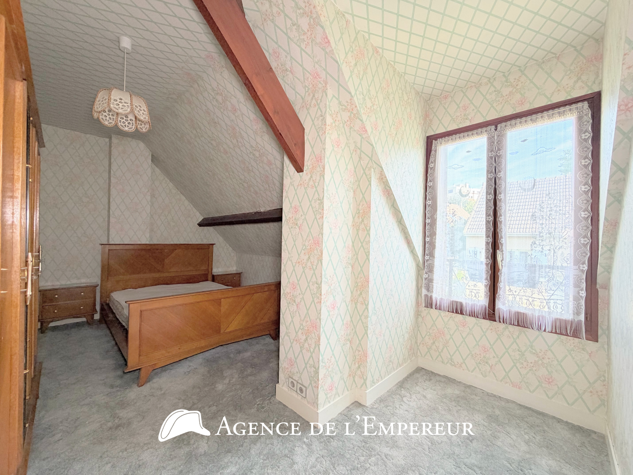 Maison non mitoyenne, garage, parcelle de 444 m2.