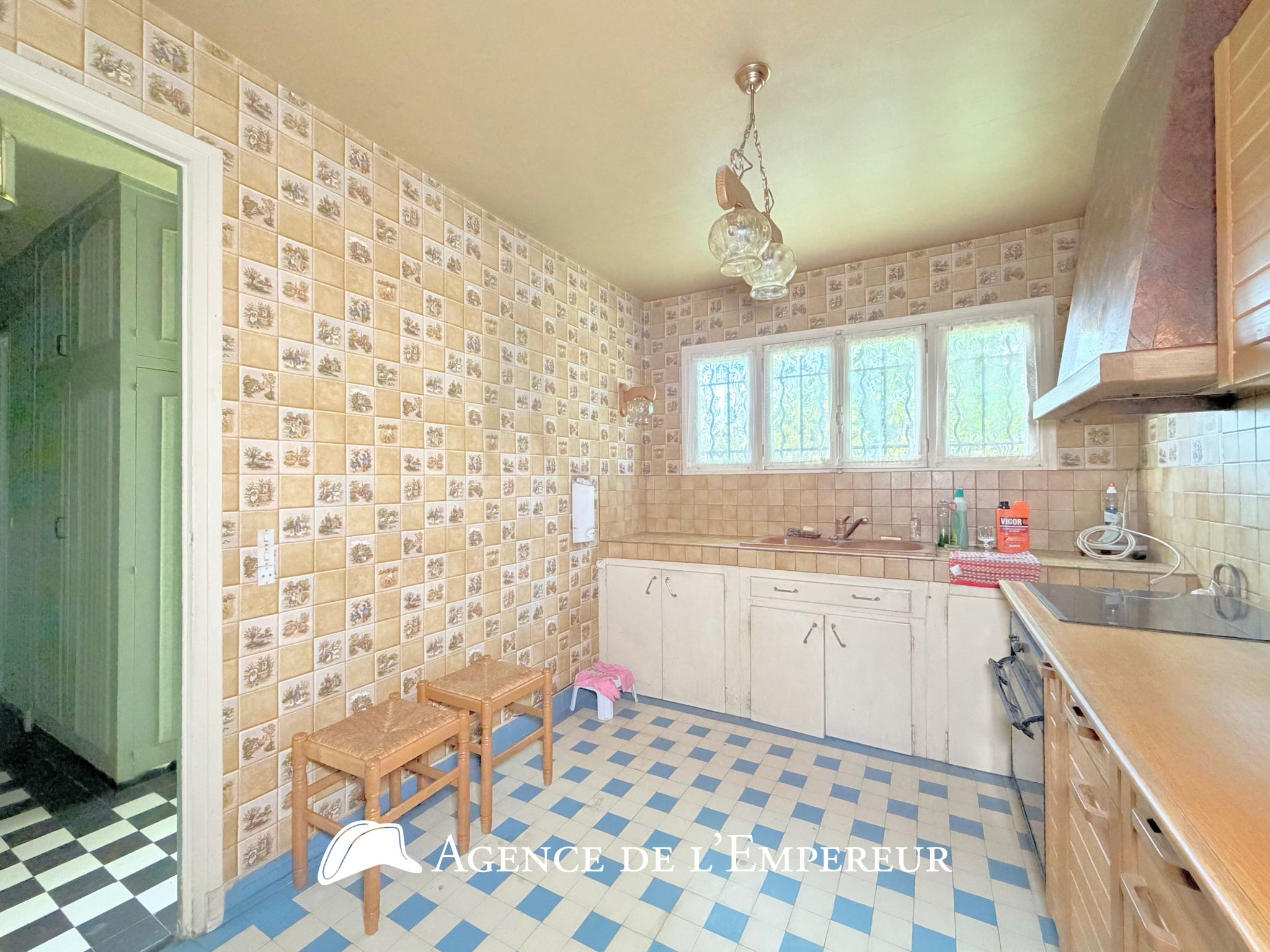 Maison non mitoyenne, garage, parcelle de 444 m2.