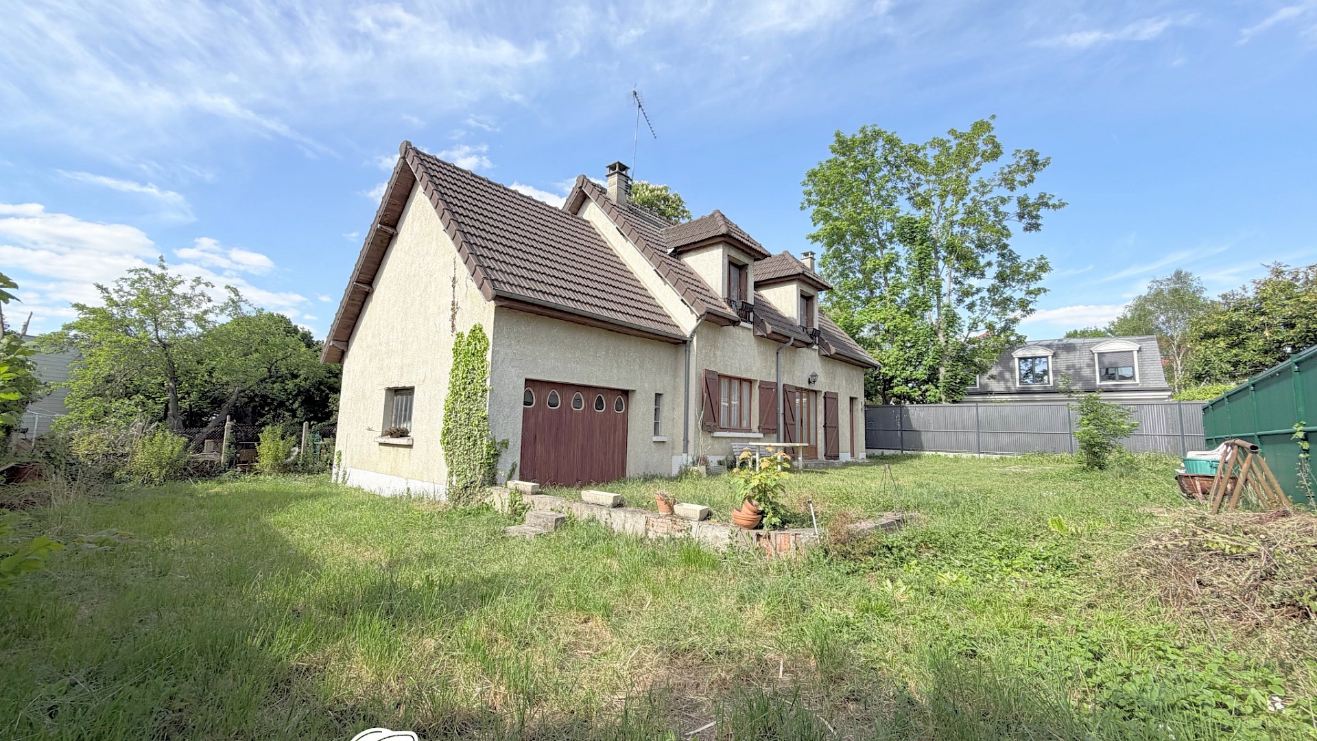 Maison non mitoyenne, garage, parcelle de 444 m2.