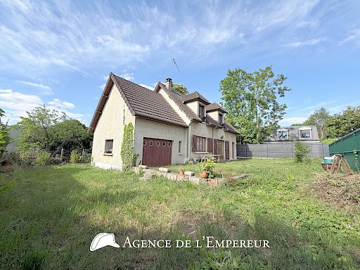 Maison non mitoyenne, garage, parcelle de 444 m2.