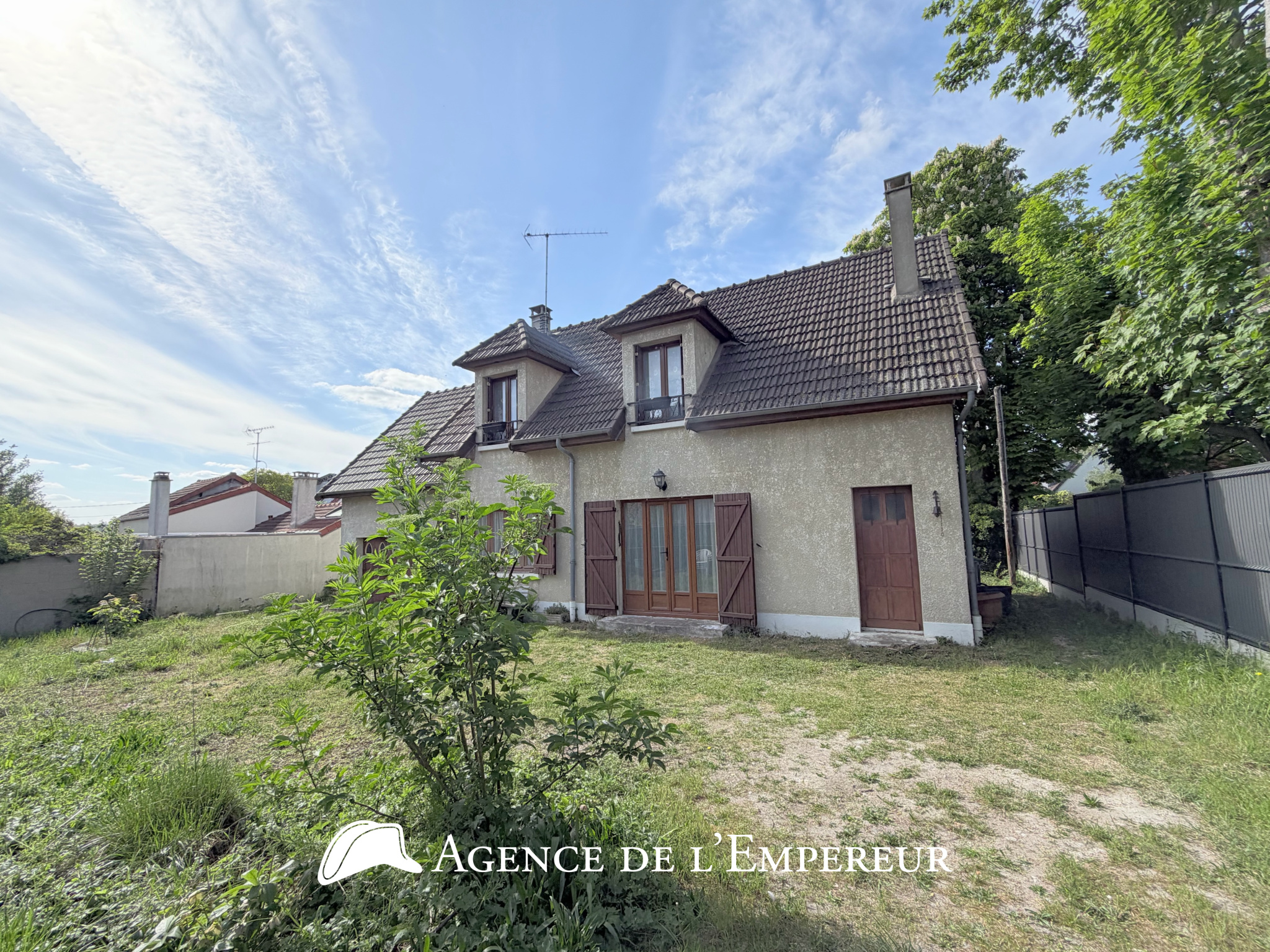 Maison non mitoyenne, garage, parcelle de 444 m2.