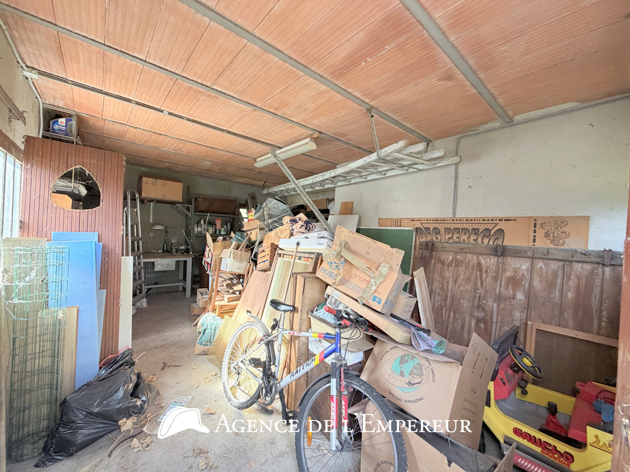 Maison non mitoyenne, garage, parcelle de 444 m2.