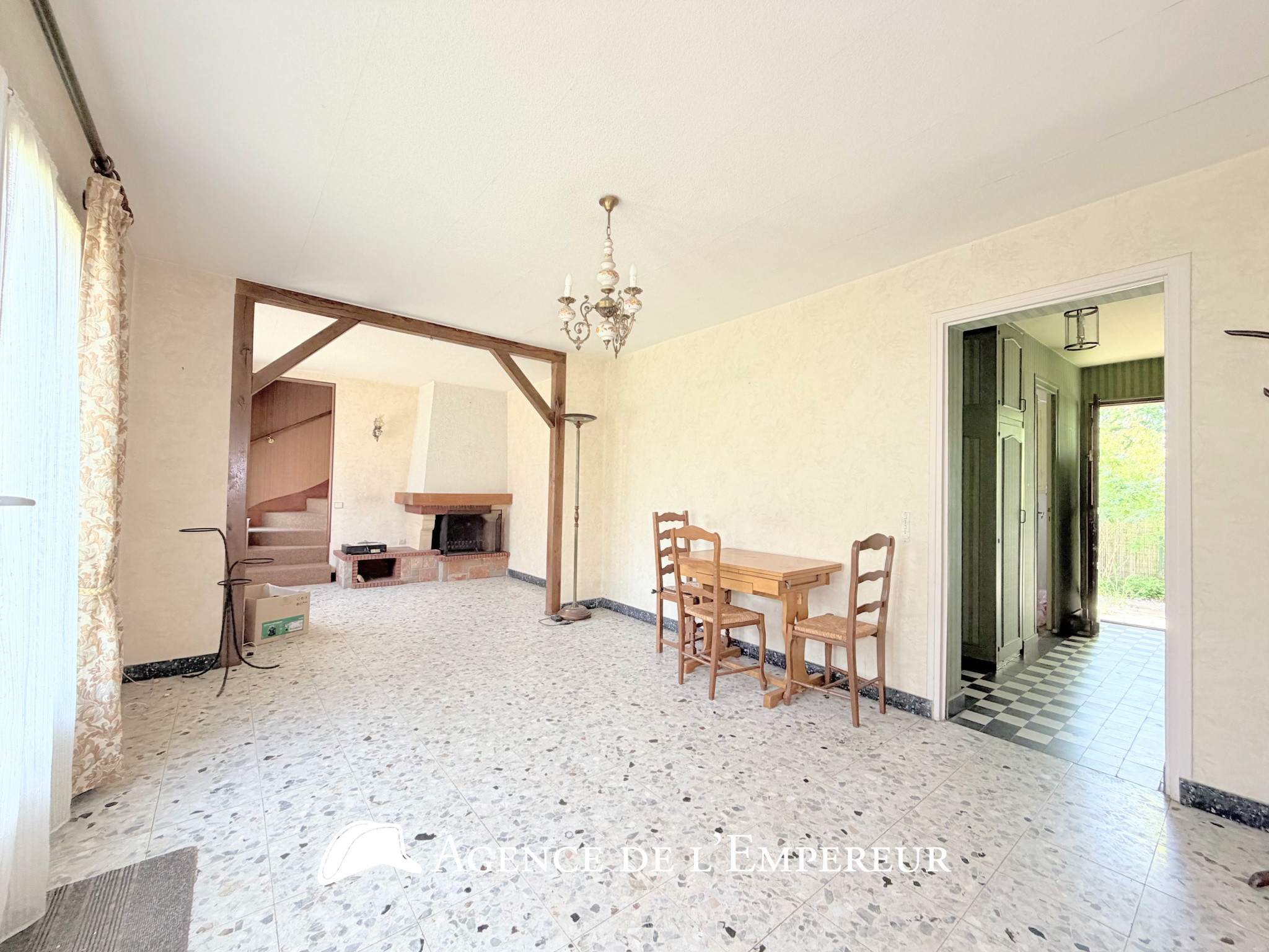 Maison non mitoyenne, garage, parcelle de 444 m2.