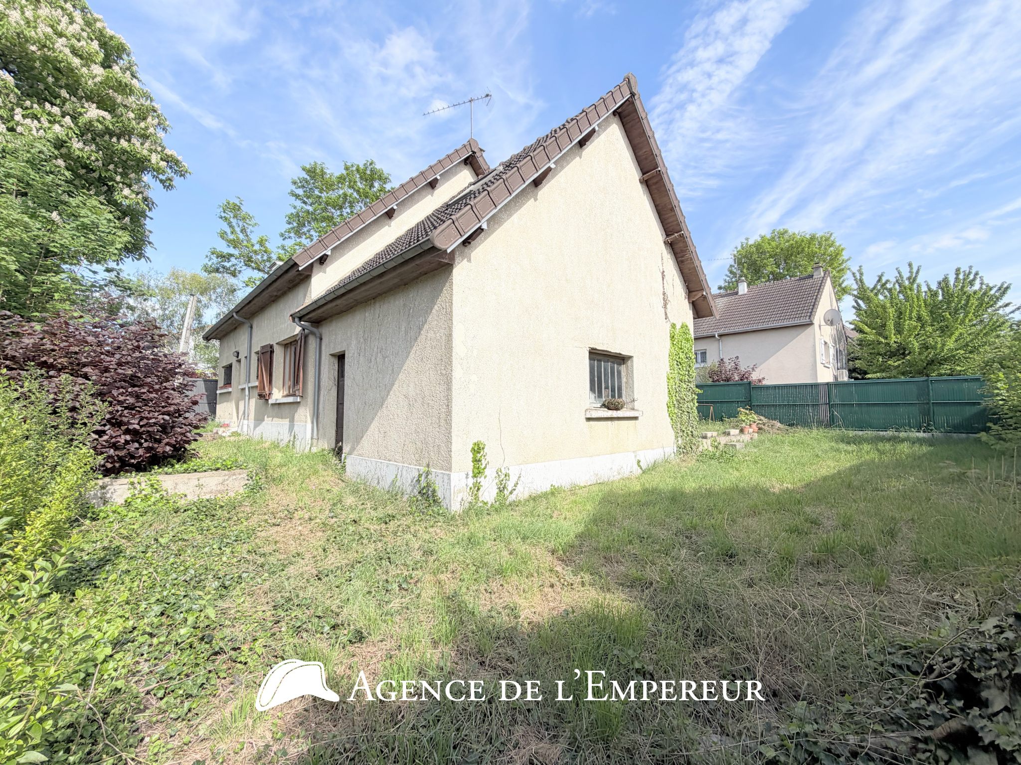 Maison non mitoyenne, garage, parcelle de 444 m2.