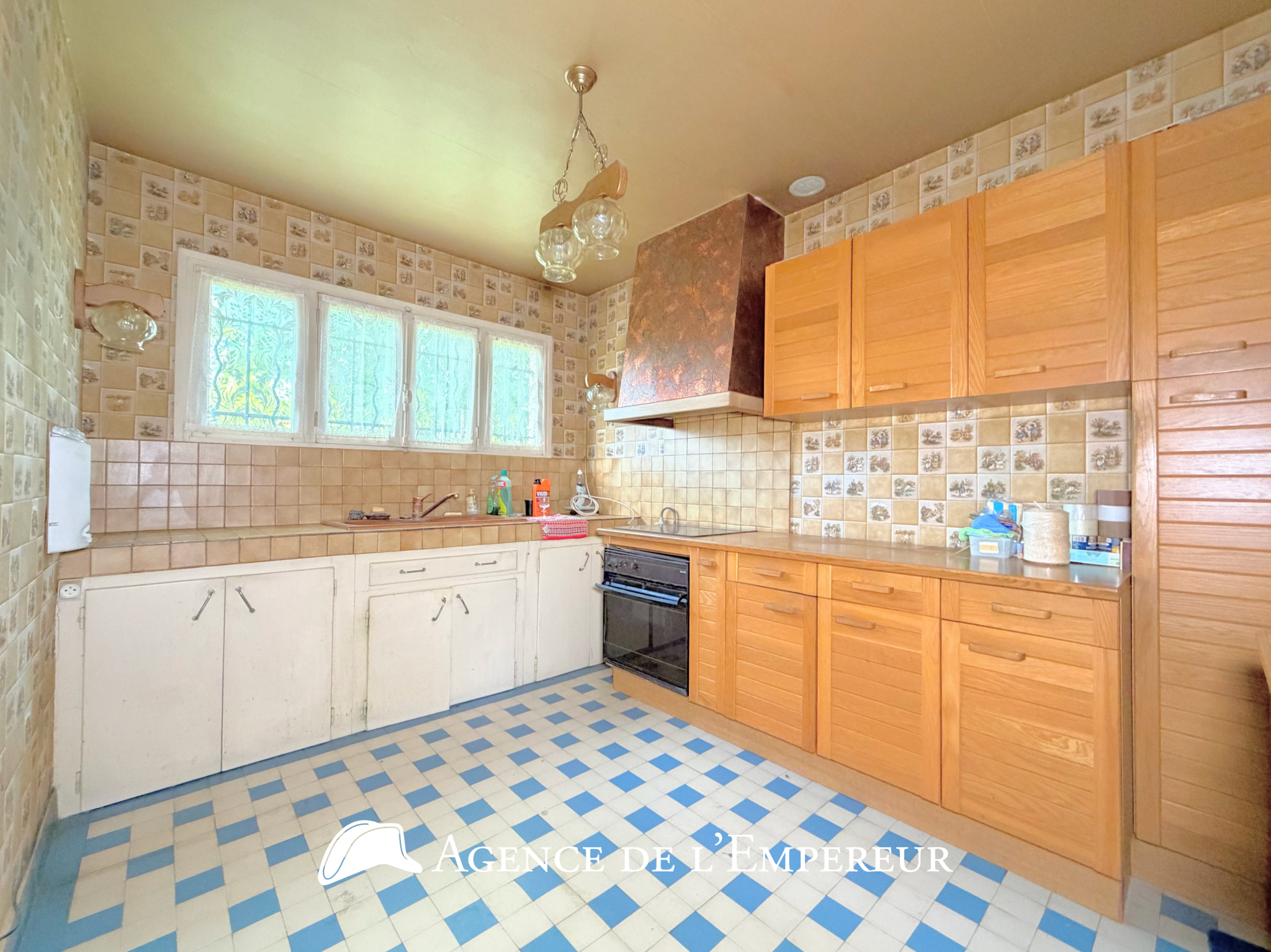 Maison non mitoyenne, garage, parcelle de 444 m2.