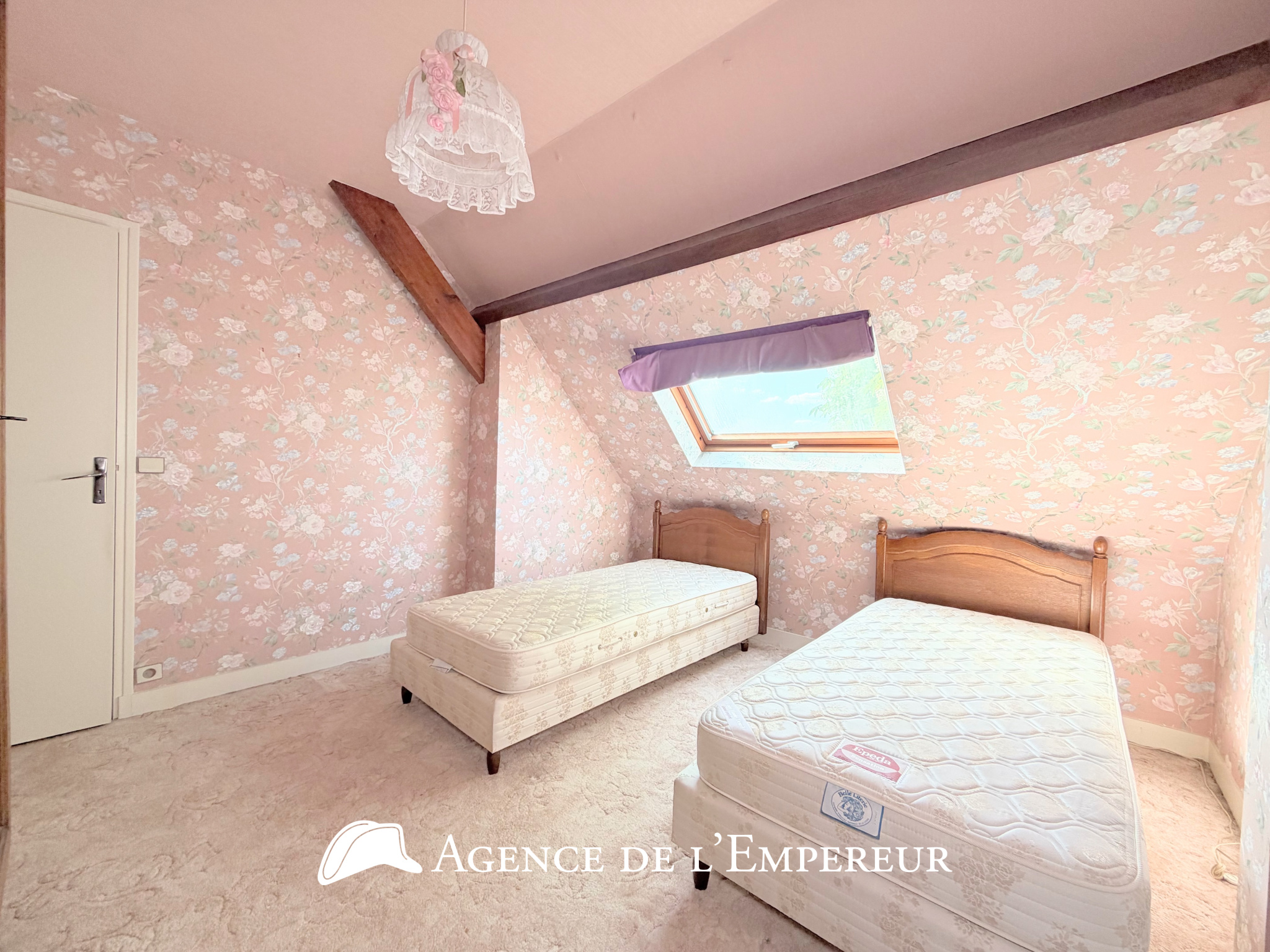 Maison non mitoyenne, garage, parcelle de 444 m2.