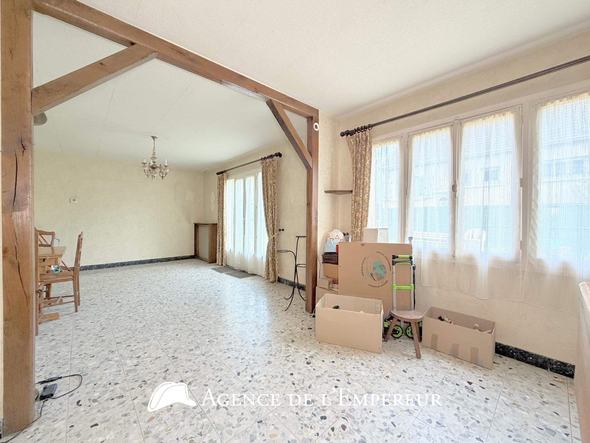 Maison non mitoyenne, garage, parcelle de 444 m2.