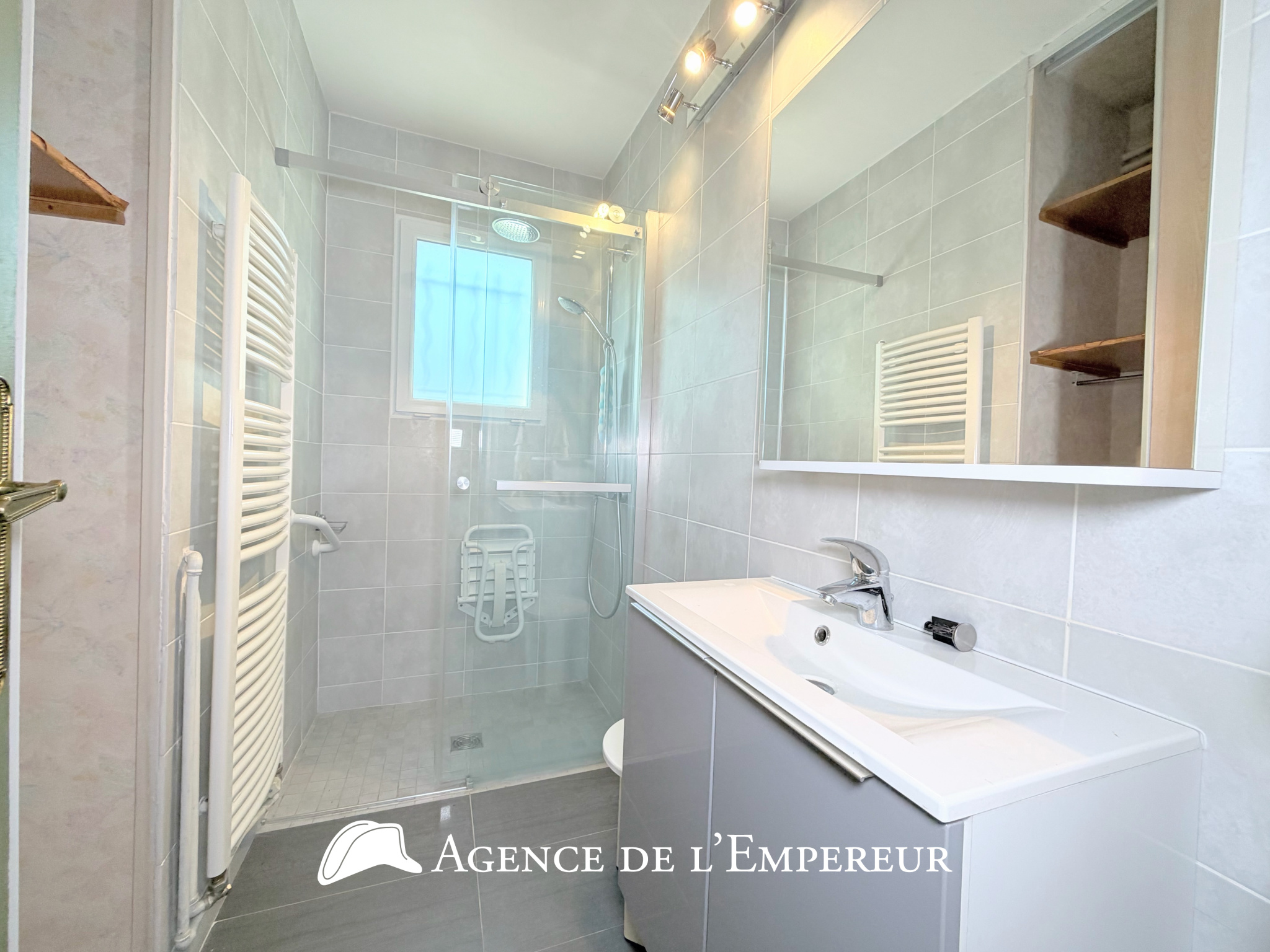 Maison non mitoyenne, garage, parcelle de 444 m2.