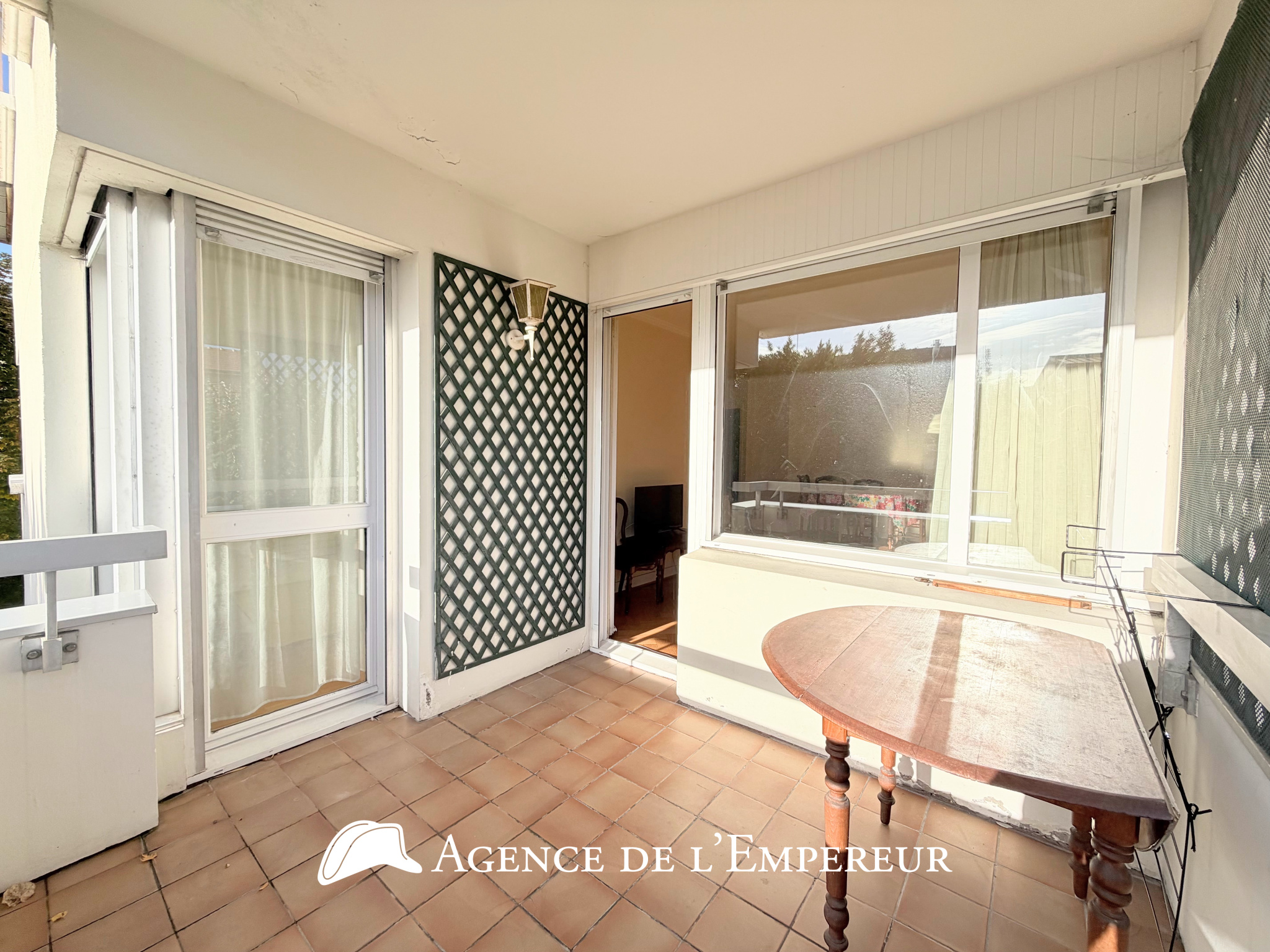 Grand 3 pièces avec terrasse, box et cave, à deux pas du centre-ville