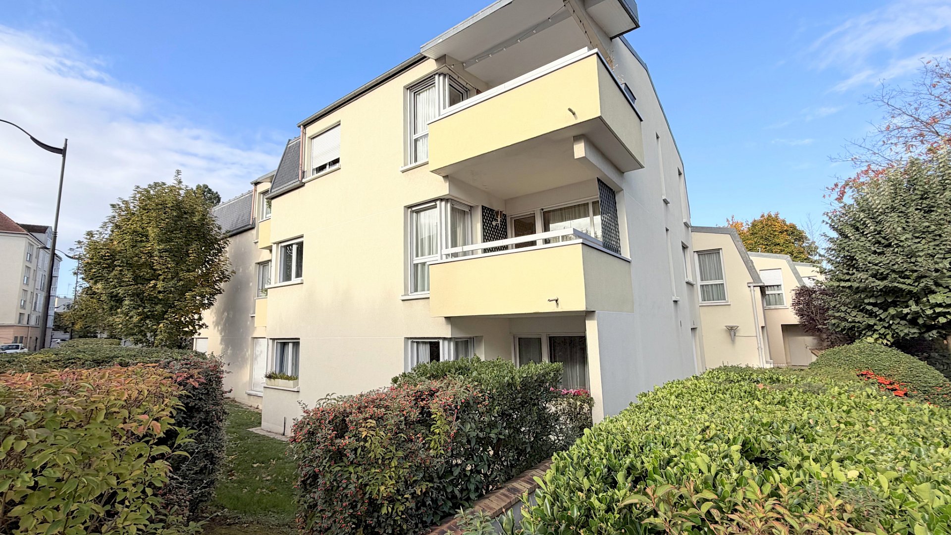 Grand 3 pièces avec terrasse, box et cave, à deux pas du centre-ville