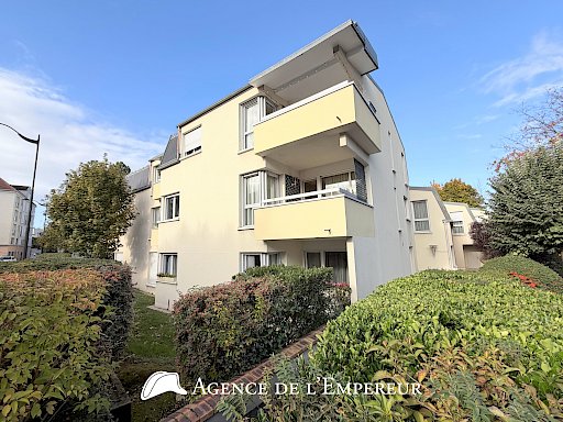 Grand 3 pièces avec terrasse, box et cave, à deux pas du centre-ville