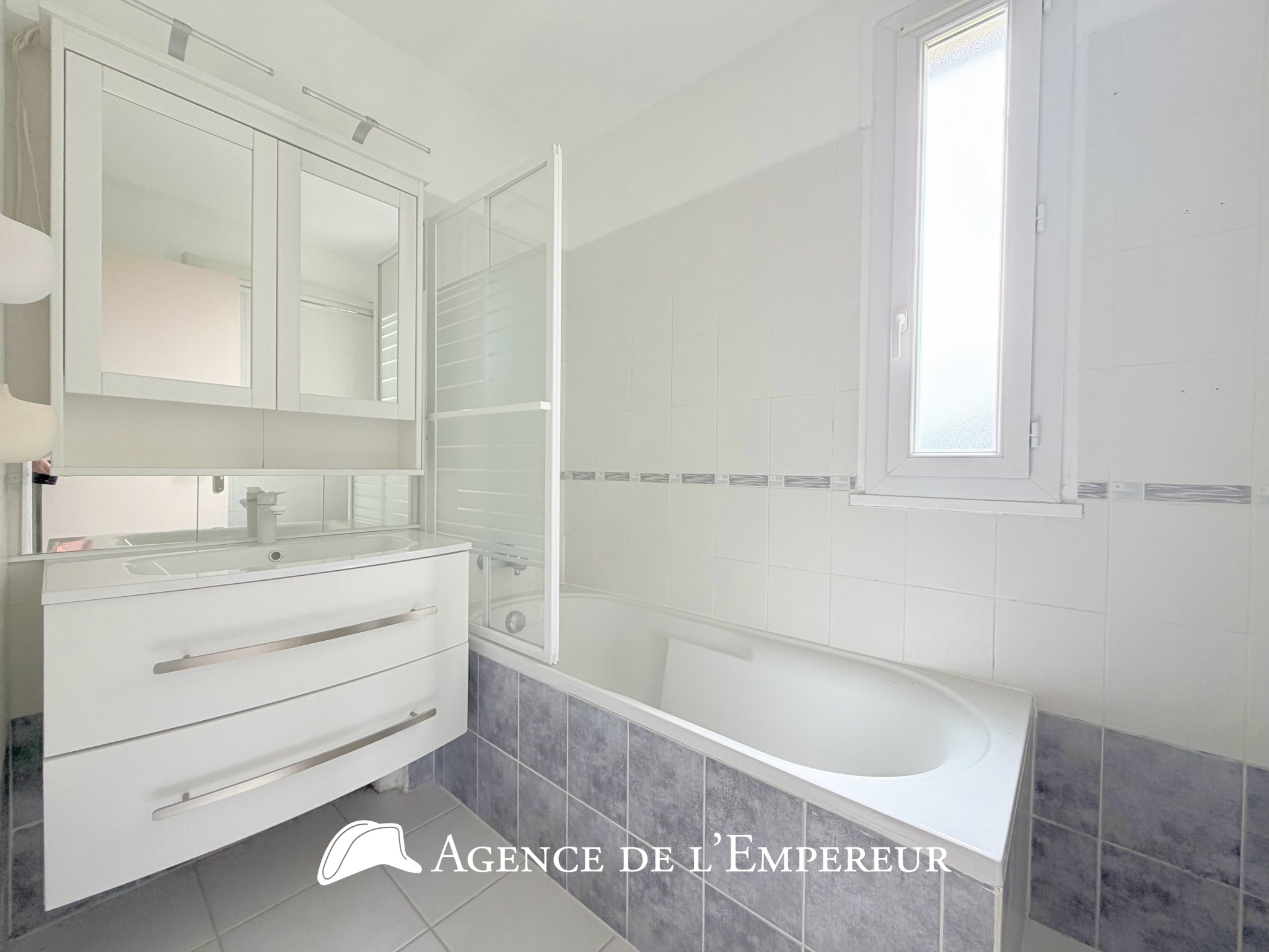 4 pièces location non meublée 80,5 m2, balcon, cave et parking extérieur