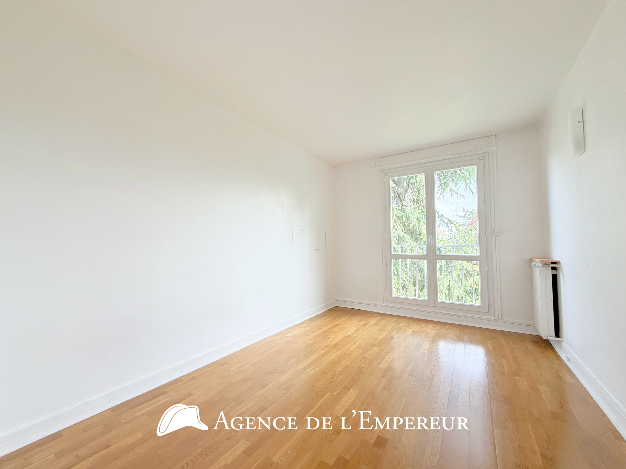 4 pièces location non meublée 80,5 m2, balcon, cave et parking extérieur
